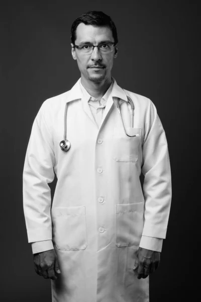 Portré jóképű férfi orvos és szürke háttér — Stock Fotó