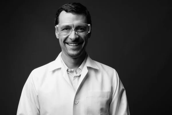 Portrait de bel homme médecin en tant que scientifique avec des lunettes de protection — Photo