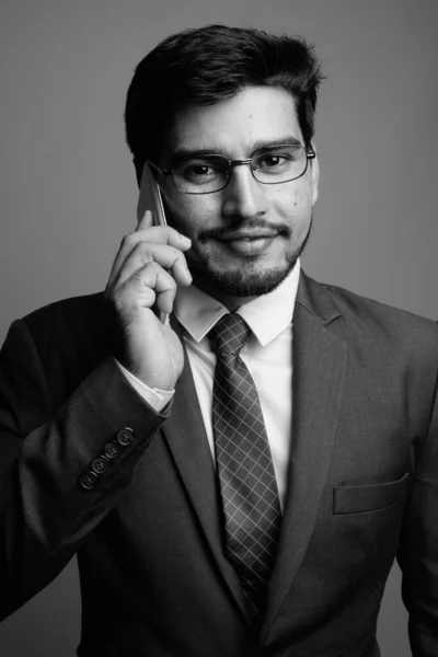 Joven hombre de negocios persa barbudo guapo con gafas — Foto de Stock