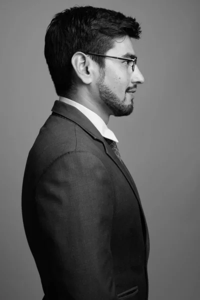 Mladý pohledný vousatý perský podnikatel s brýlemi — Stock fotografie