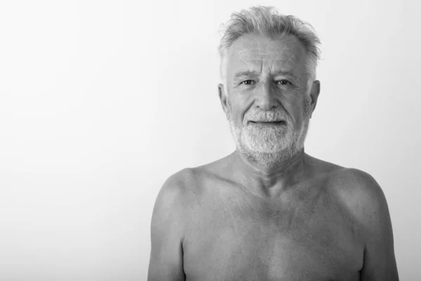 Primo piano di bello anziano barbuto uomo a torso nudo su sfondo bianco — Foto Stock