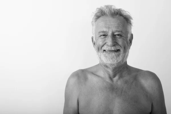 Primo piano di felice anziano barbuto uomo sorridente senza maglietta contro sfondo bianco — Foto Stock