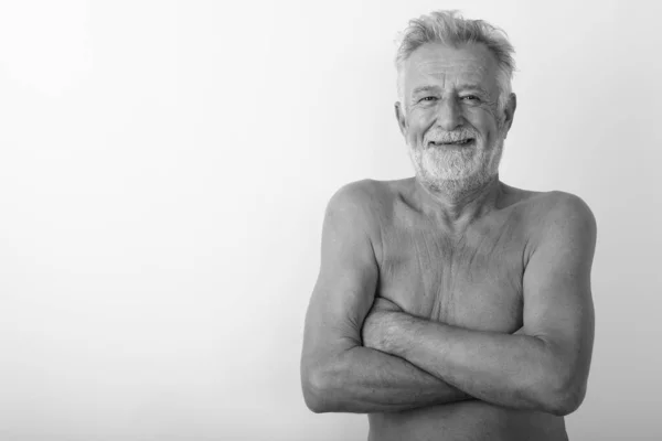 Studio colpo di felice anziano barbuto uomo sorridente a torso nudo con le braccia incrociate sullo sfondo bianco — Foto Stock