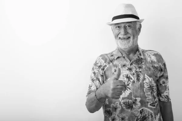 Yaşlı, sakallı, gülümseyen ve beyaz arka planda şapka takan yaşlı turistin stüdyo fotoğrafı. — Stok fotoğraf