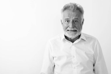 Beyaz arka planda kızgın görünen yaşlı sakallı adama yakın durun.