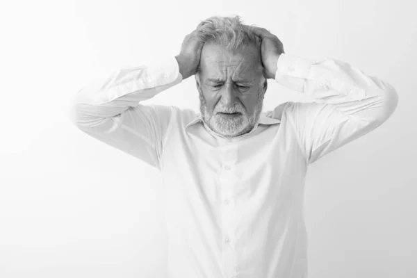 Studio colpo di stressato anziano barbuto uomo pensando pur avendo mal di testa contro sfondo bianco — Foto Stock