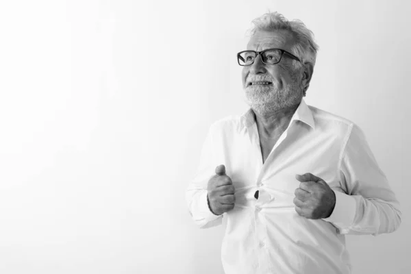 Studio colpo di stressato anziano barbuto uomo pensare mentre strappare la camicia aperta e indossare occhiali su sfondo bianco — Foto Stock