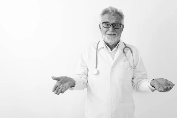 Studio colpo di bello anziano barbuto uomo medico guardando confuso contro sfondo bianco — Foto Stock