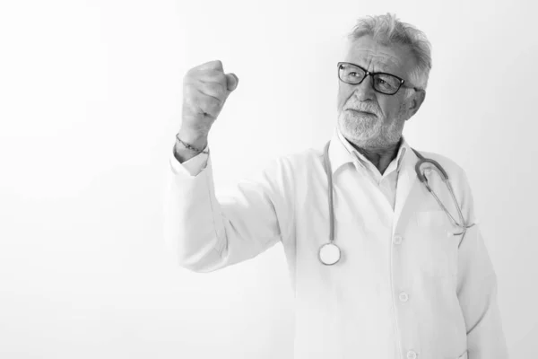 Studio colpo di bello anziano barbuto uomo medico pensando, mentre guardando motivato contro sfondo bianco — Foto Stock