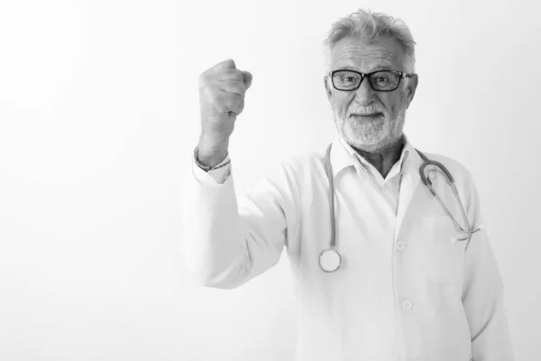 Studio colpo di felice anziano barbuto uomo medico sorridente, mentre guardando motivato contro sfondo bianco — Foto Stock