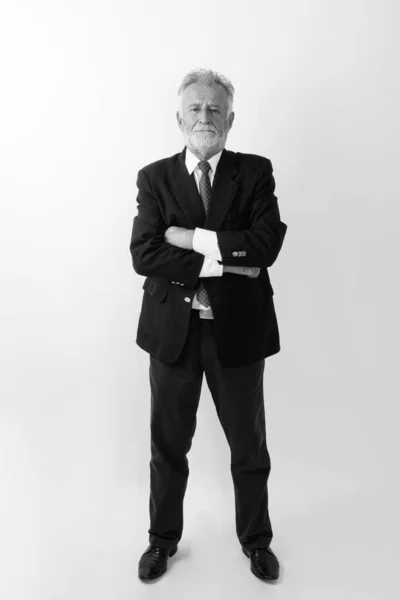 Pieno colpo corpo di bello anziano barbuto uomo d'affari in piedi con le braccia incrociate su sfondo bianco — Foto Stock