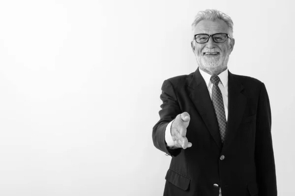 Studio skott av glad senior skäggig affärsman ger handslag mot vit bakgrund — Stockfoto