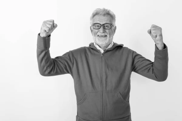 Studio colpo di felice anziano barbuto uomo sorridente, mentre flettendo entrambe le braccia pronte per la palestra su sfondo bianco — Foto Stock