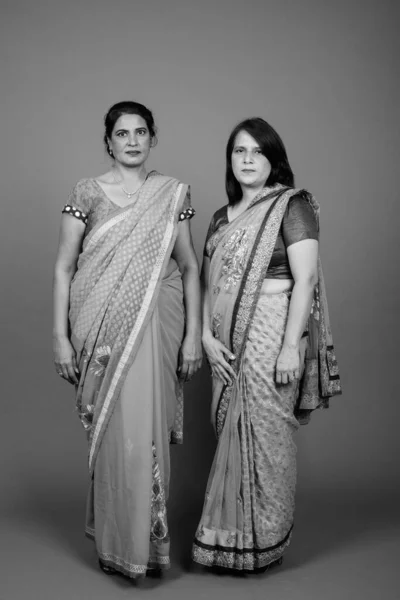サリー・インディアンの伝統的な服を身に着けている2人の成熟したインド人女性 — ストック写真