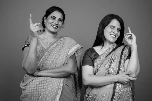 Dos mujeres indias maduras usando ropa tradicional india Sari juntas —  Fotos de Stock