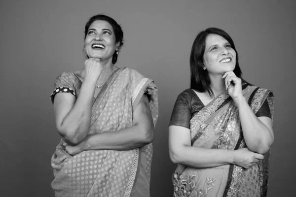 Dos mujeres indias maduras usando ropa tradicional india Sari juntas —  Fotos de Stock