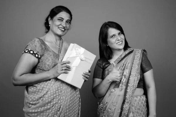 Dos mujeres indias maduras usando ropa tradicional india Sari juntas —  Fotos de Stock