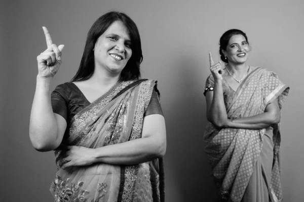 Δύο ώριμες Ινδές που φοράνε ινδιάνικα παραδοσιακά ρούχα μαζί. — Φωτογραφία Αρχείου
