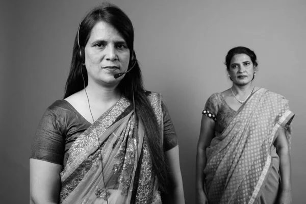 Dos mujeres indias maduras usando ropa tradicional india Sari juntas — Foto de Stock