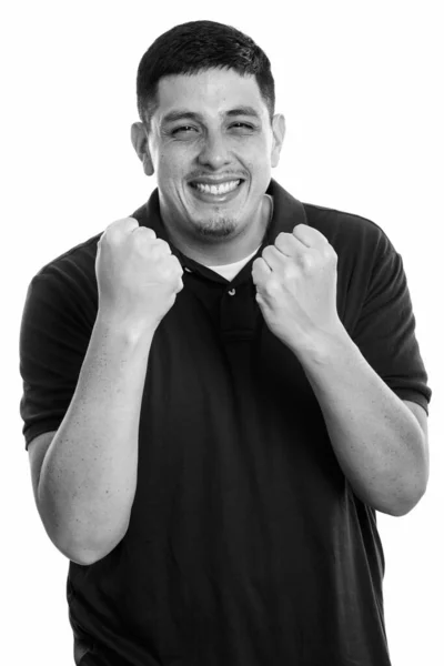 Estúdio tiro de jovem feliz hispânico homem sorrindo enquanto olha animado — Fotografia de Stock