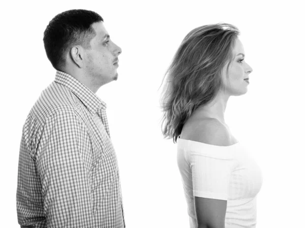 Visão de perfil de jovem casal olhando para a direita juntos — Fotografia de Stock