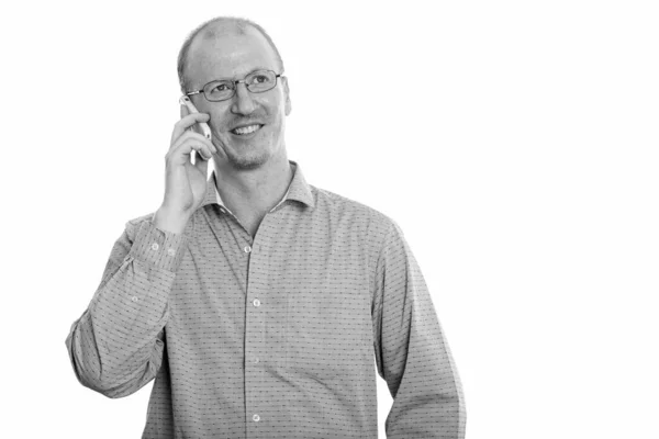 Nachdenklicher glücklicher Geschäftsmann lächelt beim Telefonieren — Stockfoto