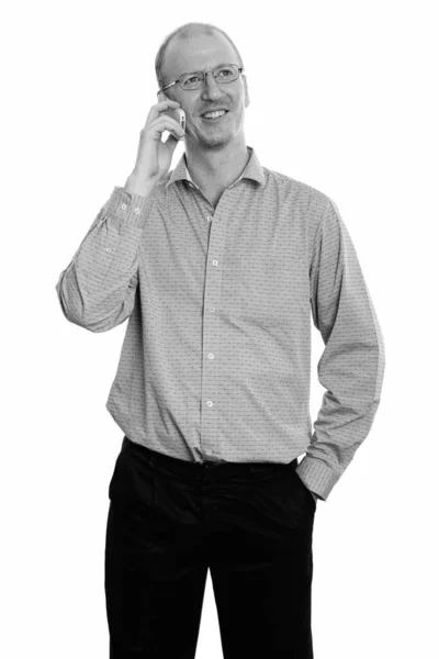Feliz hombre de negocios sonriendo mientras habla por teléfono móvil y pensando — Foto de Stock