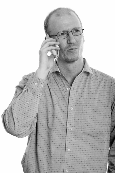 Στιγμιότυπο στούντιο του επιχειρηματία μιλώντας στο κινητό τηλέφωνο, ενώ σκέφτεται — Φωτογραφία Αρχείου
