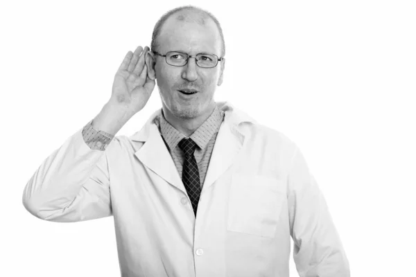 Estudio de tiro de hombre feliz médico sonriendo mientras escucha — Foto de Stock