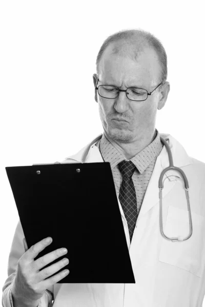 Studio záběr člověka lékař čtení na schránce — Stock fotografie