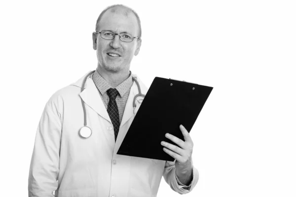 Estúdio tiro de homem feliz médico sorrindo enquanto segurando prancheta — Fotografia de Stock