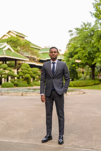 Retrato de un joven hombre de negocios africano guapo parado al aire libre —  Fotos de Stock
