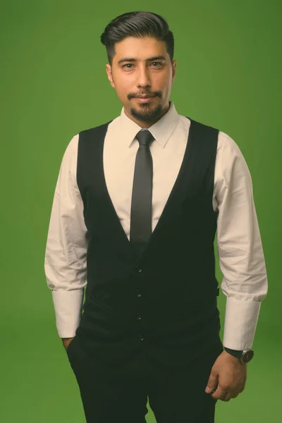若い髭を生やしたイラン人ビジネスマンが緑を背景に — ストック写真
