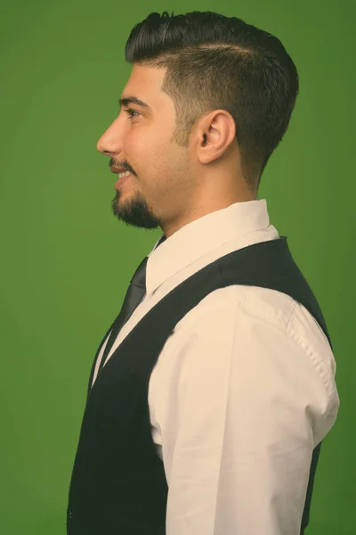 Mladý vousatý íránský podnikatel proti zelenému pozadí — Stock fotografie