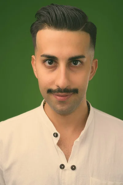 若いですハンサムなイラン人男とともに口ひげで緑の背景 — ストック写真