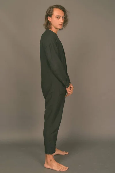 Potret pemuda tampan dengan latar belakang abu-abu — Stok Foto