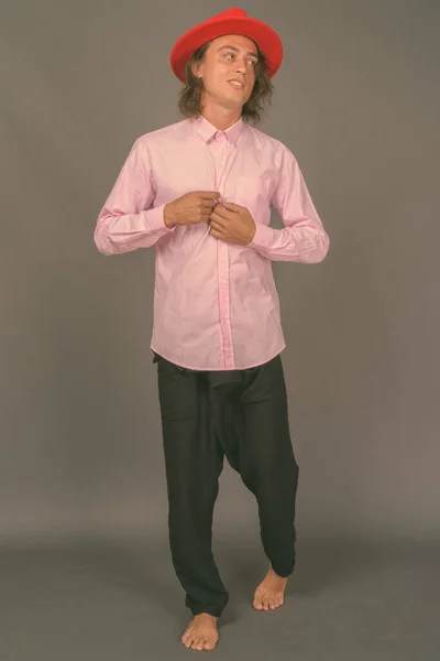 Porträt eines jungen gutaussehenden Mannes vor grauem Hintergrund — Stockfoto
