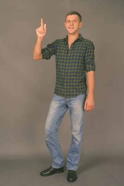 Schöner Mann mit kurzen Haaren vor grauem Hintergrund — Stockfoto