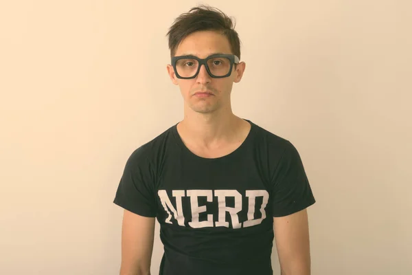 Estúdio tiro de jovem nerd homem vestindo óculos contra fundo branco — Fotografia de Stock