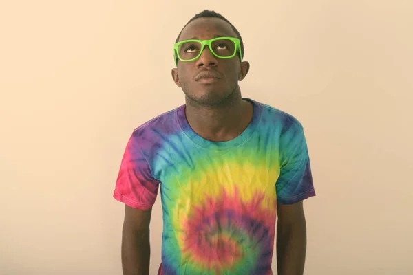 Estudio de un joven negro africano mirando sobre fondo blanco — Foto de Stock