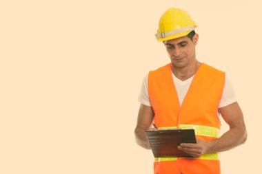 Genç kaslı İranlı inşaat işçisinin panoya yazdığı resim.