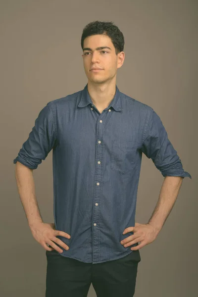 Retrato de joven hombre de negocios guapo sobre fondo gris —  Fotos de Stock