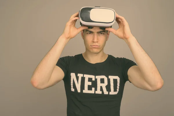 Jovem bonito nerd homem vestindo virtual realidade fone de ouvido — Fotografia de Stock