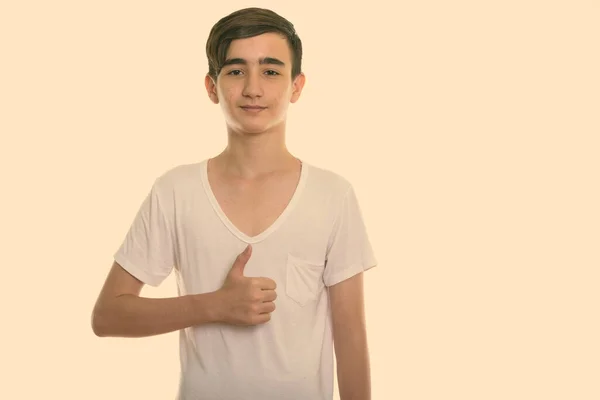 Studio shot van jong knap Perzisch tiener jongen geven duim omhoog — Stockfoto