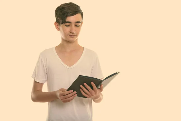 Studio colpo di giovane bello persiano adolescente lettura libro — Foto Stock