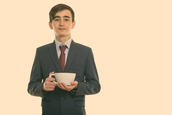 Studio shot de jeune adolescent persan beau homme d'affaires tenant tasse de café — Photo