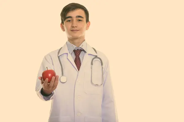 Stúdió lövés fiatal jóképű perzsa tini orvos így piros alma — Stock Fotó