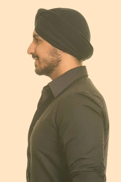 Perfil vista de jovem feliz indiano Sikh homem sorrindo — Fotografia de Stock