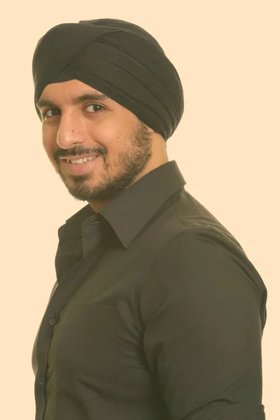 Retrato de feliz jovem bonito barbudo indiano Sikh empresário — Fotografia de Stock