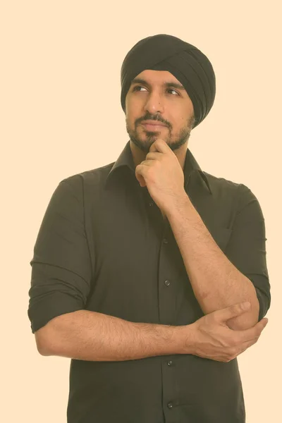 Joven guapo barbudo indio Sikh empresario pensando — Foto de Stock